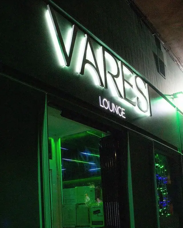 Fachada de Varesi Lounge por la noche